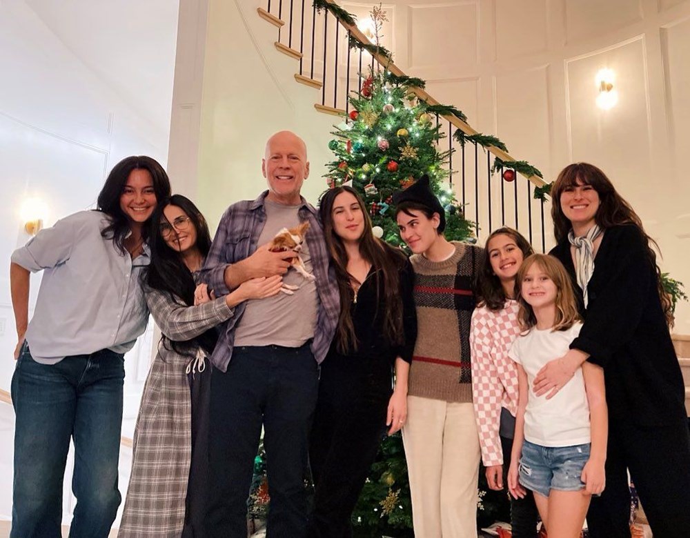 Afazi hastalığına yakalanan Bruce Willis'ten hem eski hem de şimdiki karısıyla aile fotoğrafı - 2