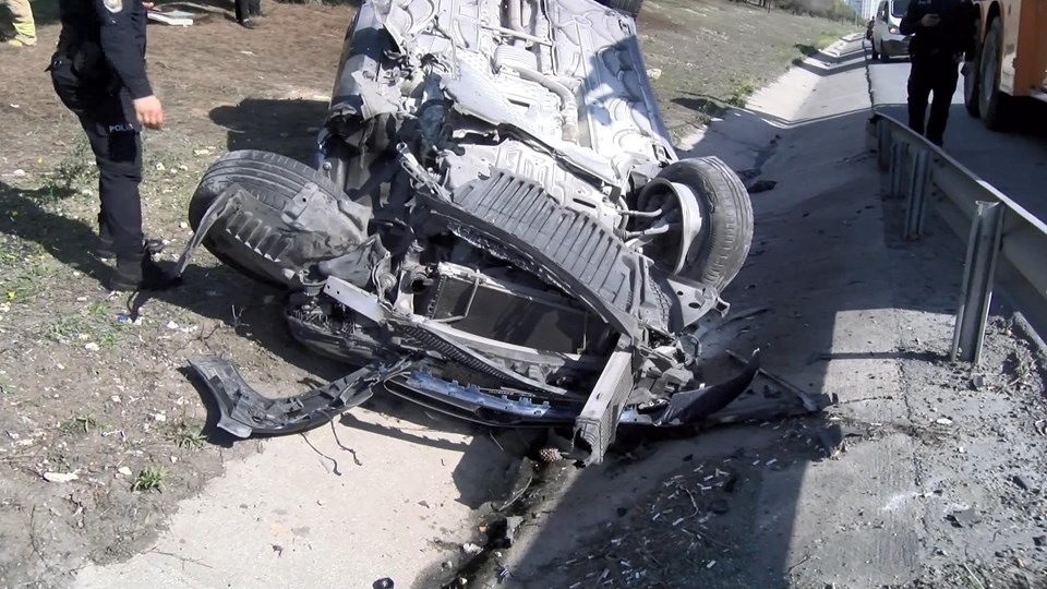 TEM'de kaza: Lüks otomobil takla attı - 2