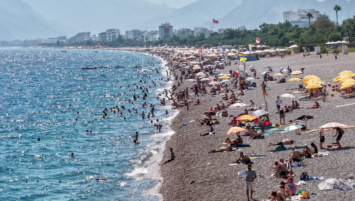 Tatilin son günlerinde Antalya sahilleri doldu