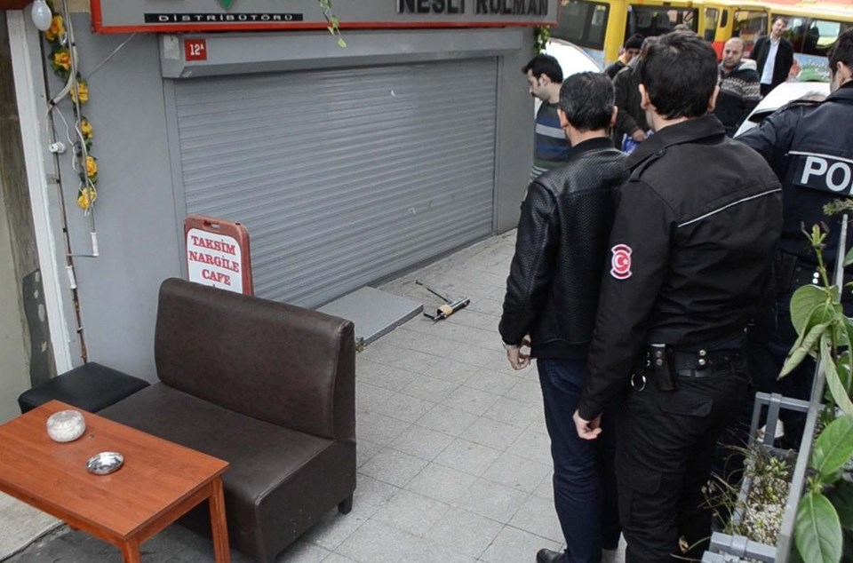 Taksim Meydanı'nda siyah giyimli bir kadın polise ateş açtı - 1