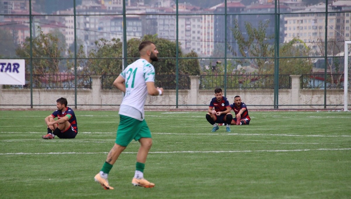 Hakemin kararını beğenmeyen futbolculardan oturma eylemi