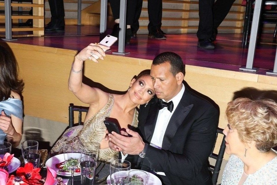 Jennifer Lopez: Hala annelerinin dizinde oturmalarını seviyorum - 2