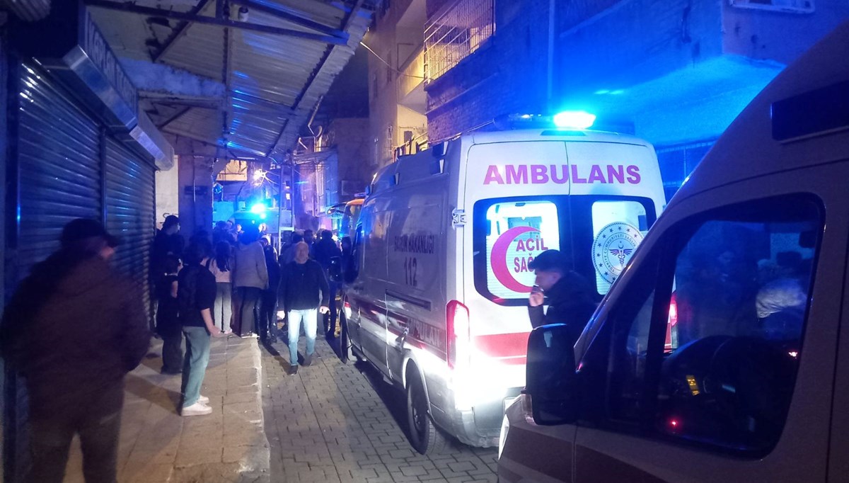 Diyarbakır'da ev yandı: 9'u çocuk 12 kişi dumandan etkilendi