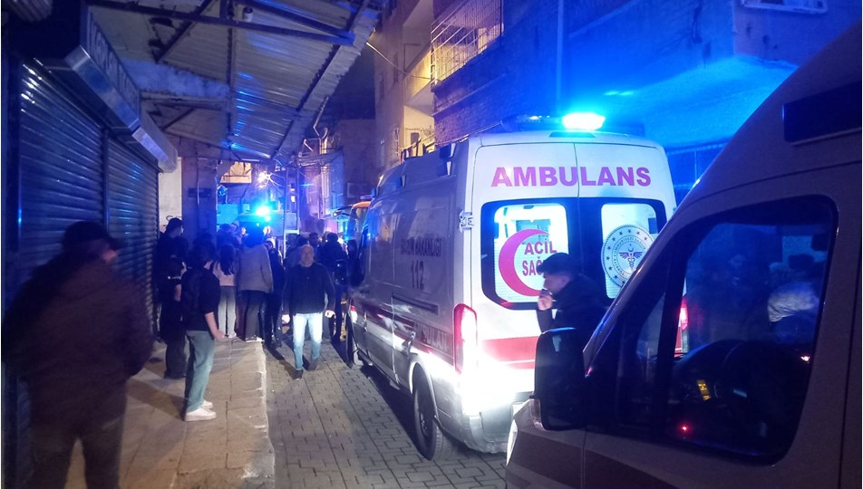 Diyarbakır'da ev yandı: 9'u çocuk 12 kişi dumandan etkilendi