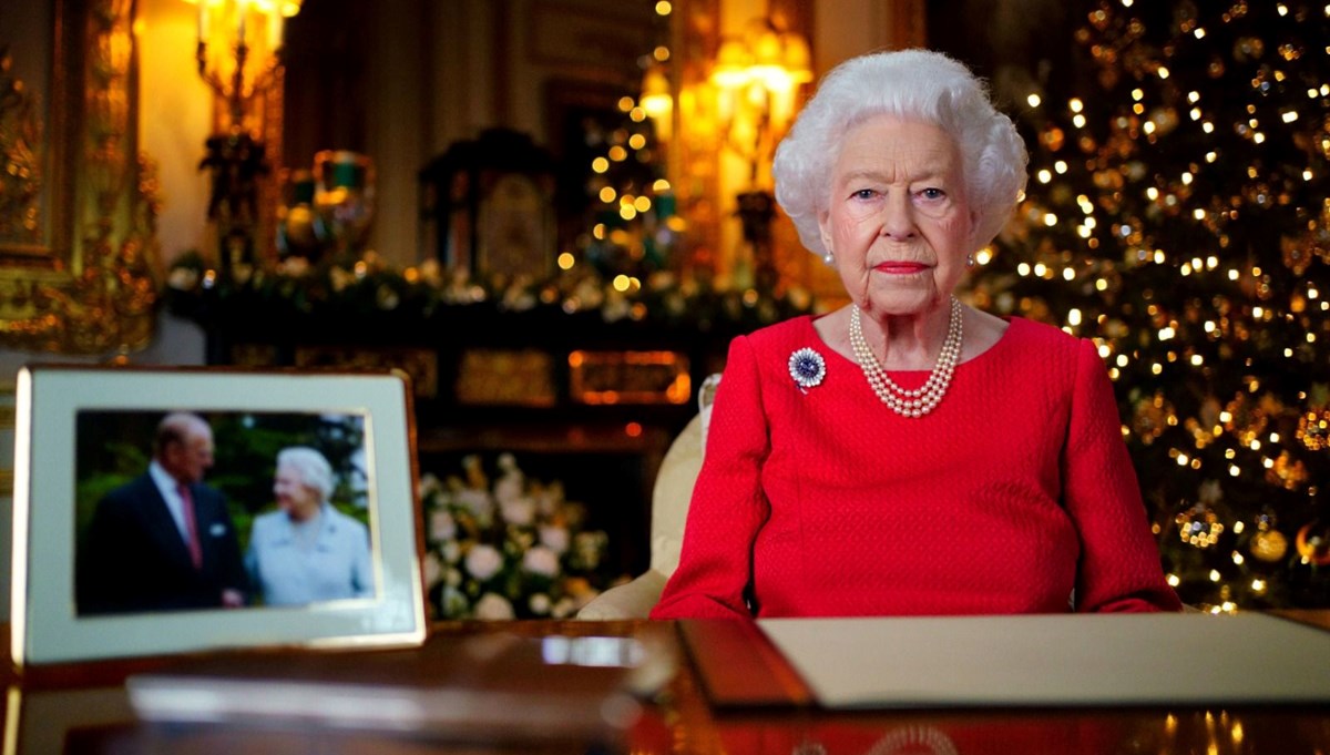 Kraliçe Elizabeth’ten ‘safir broş’lu Noel mesajı