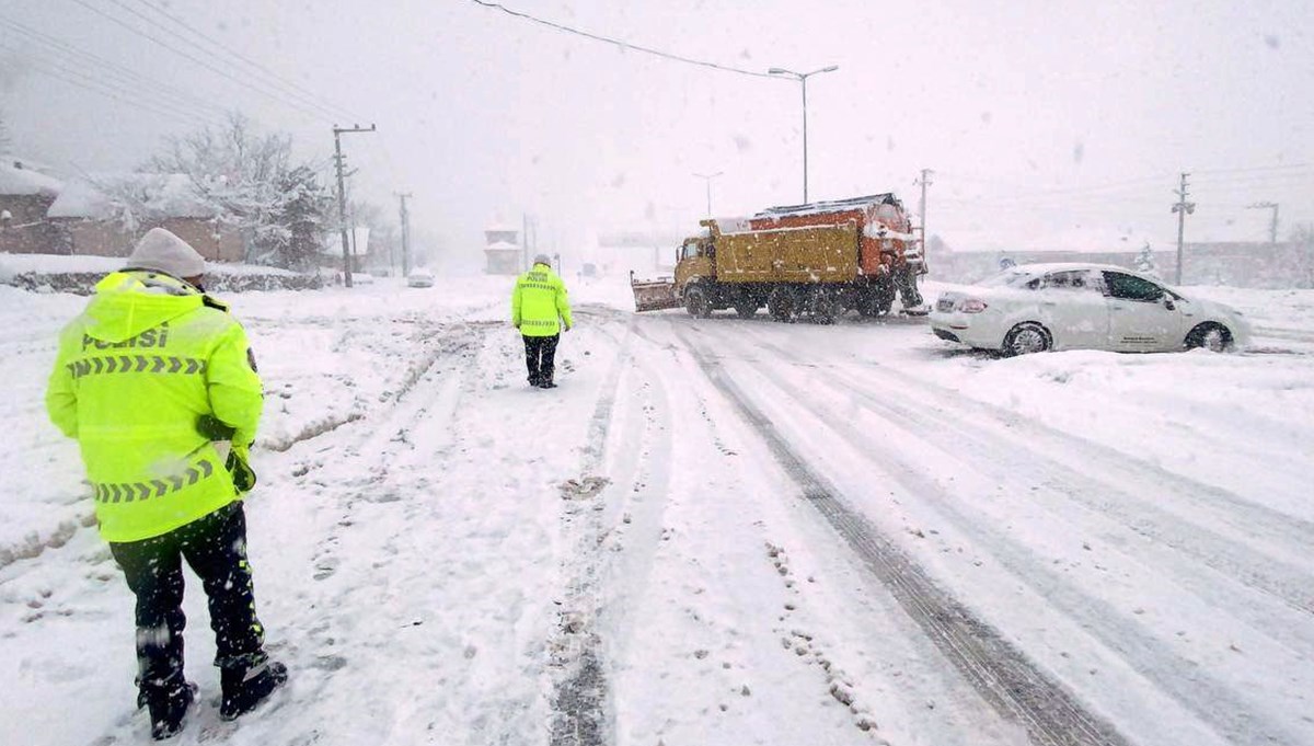 Kar nedeniyle kapanan TEM Ankara yönü açıldı