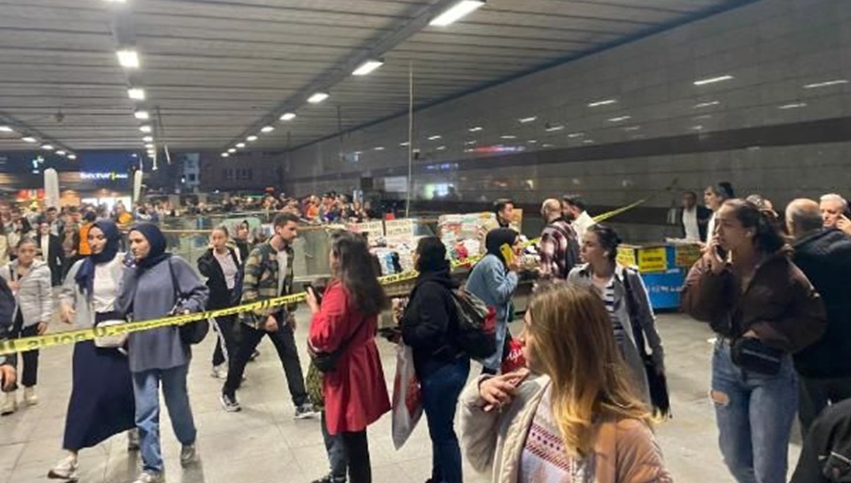 Mecidiyeköy metrobüs durağında şüpheli paket alarmı Mecidiyeköy metrobüs durağında şüpheli paket alarmı