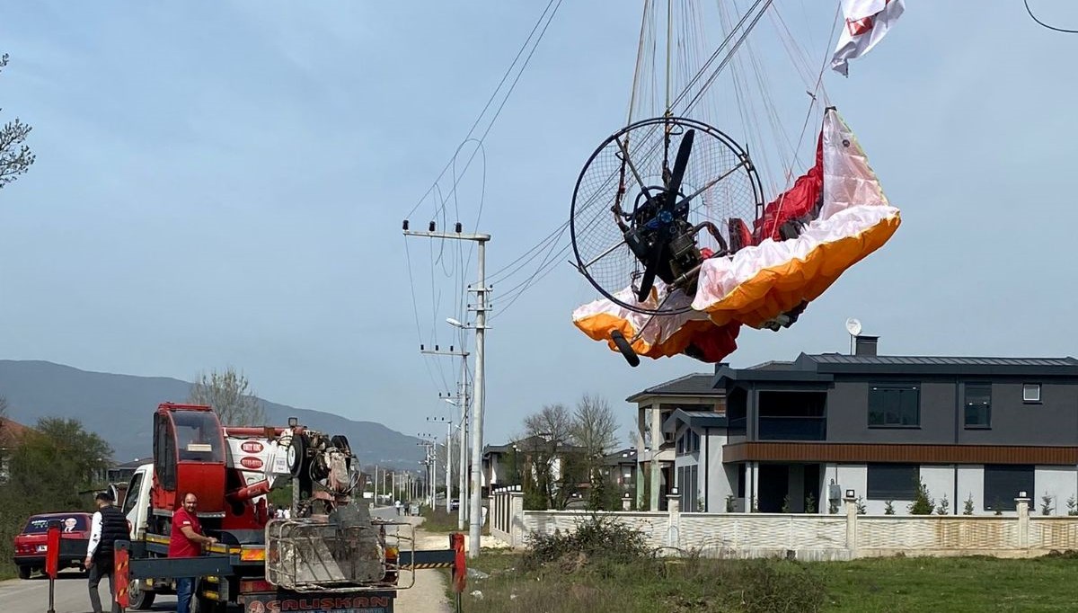 Düzce’de belediye başkan adayının tanıtımını yapan paramotor tellere takıldı Düzce’de belediye başkan adayının tanıtımını yapan paramotor tellere takıldı