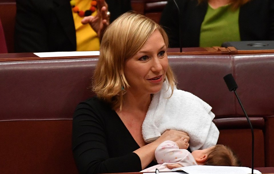 Avustralya'da senatör, oturumda bebeğini emzirdi - 1