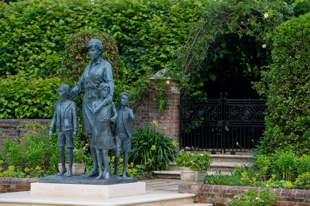 Prenses Diana'nın 60'ıncı doğum gününde Kensington Sarayı'nda heykelinin açılışı yapıldı - 10
