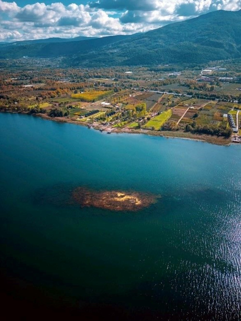 Sapanca Gölü'nde sular çekilince, kazma-kürek alıp koştular - 1