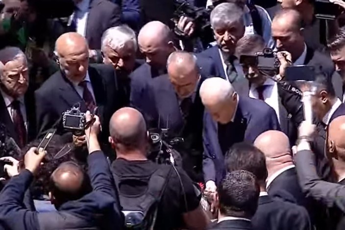 Bahçeli anıta karanfil bıraktı