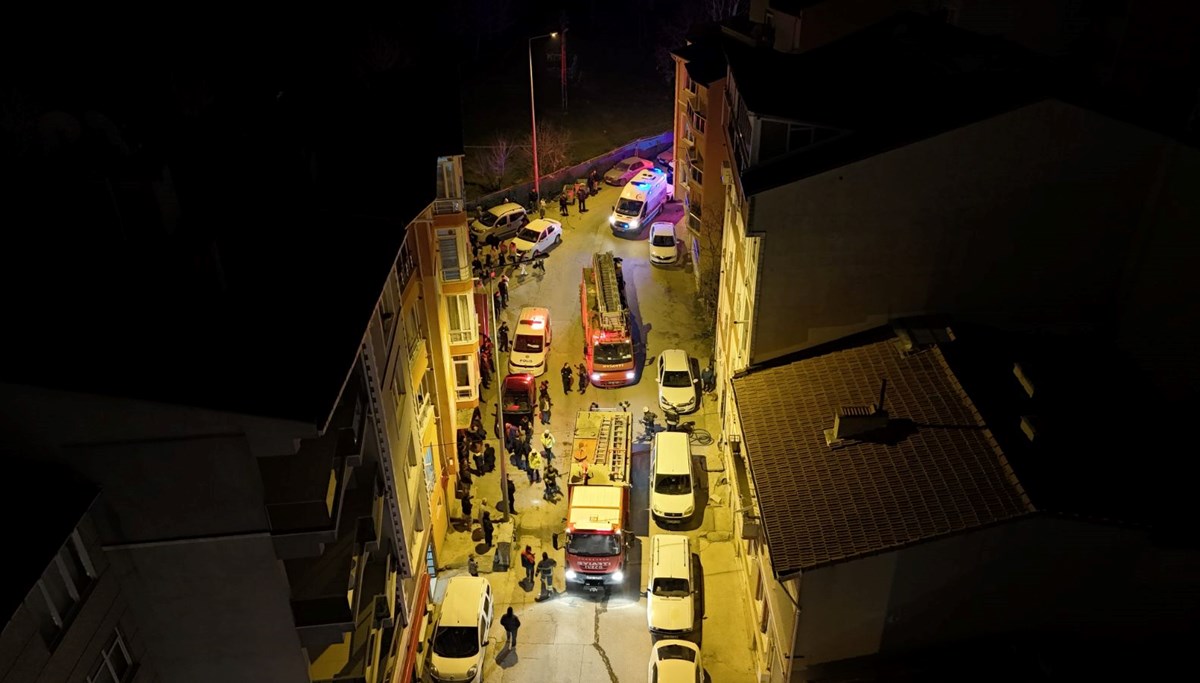 Evdeki kanepeyi yaktı, iki kişi dumandan etkilendi