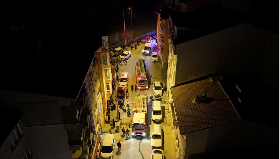 Evdeki kanepeyi yaktı, iki kişi dumandan etkilendi