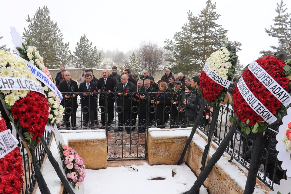 Aşık Veysel vefatının 51. yılında Sivas'ta mezarı başında anıldı - 1