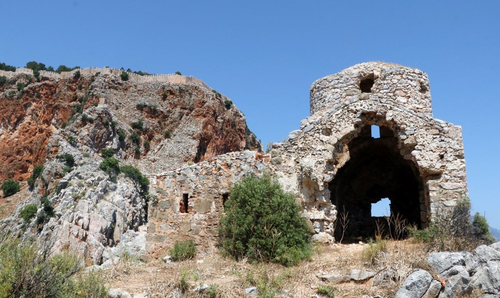 Tarihi kilisede skandal görüntüler: Taşları söküp mangal yapmışlar - 7