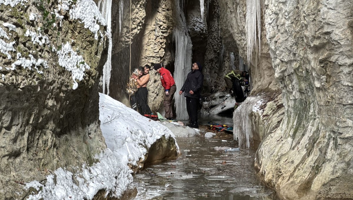 Karabük'te otomobil kanyona devrildi: 3 kişi yaralandı