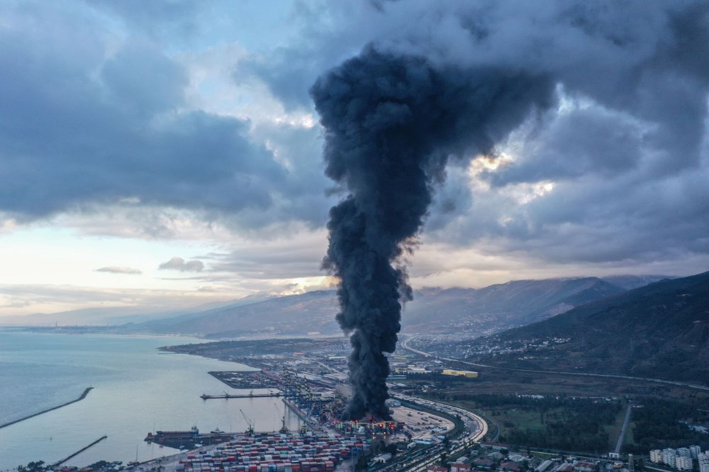 İskenderun Limanı'nda depremde devrilen konteynerlerde çıkan yangın devam ediyor - 6