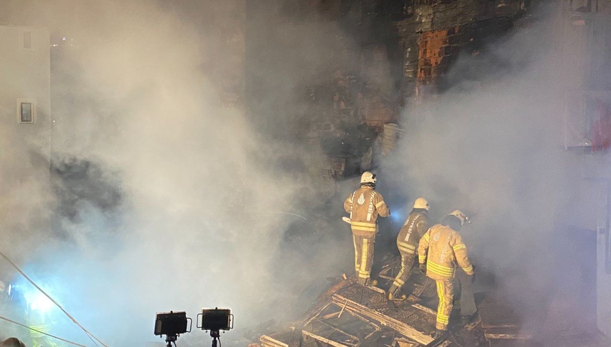 Beyoğlu'nda 3 katlı ahşap binada yangın: 1 kişi hayatını kaybetti