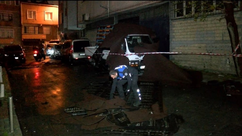 İstanbul'da fırtına: Çatılar uçtu, ağaçlar devrildi - 2