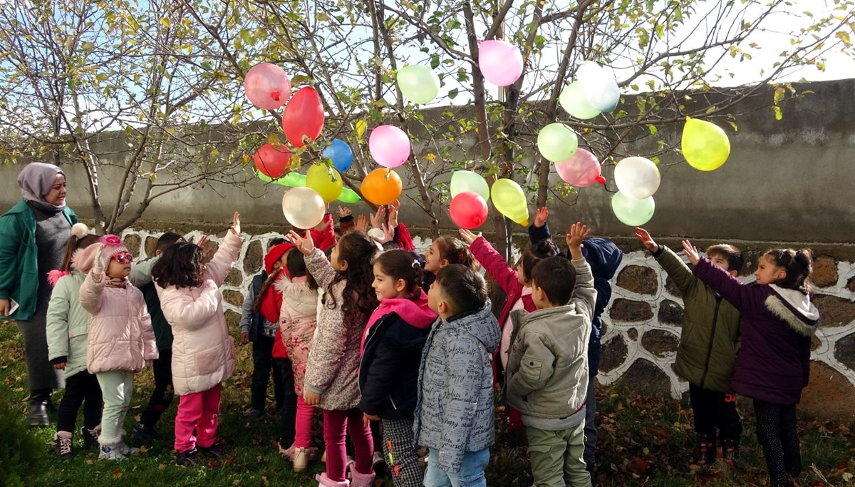 Vanlı çocuklar, ölen Filistinli akranları için ağaçlara balon astı Vanlı çocuklar, ölen Filistinli akranları için ağaçlara balon astı