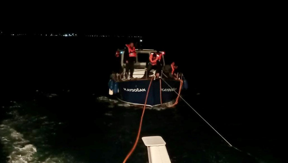 Çanakkale Boğazı'nda tekne arızası Çanakkale Boğazı'nda tekne arızası
