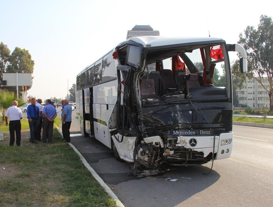 Minibüs ile servis çarpıştı: 31 yaralı - 2