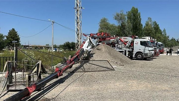 Kütahya'da vinç devrildi: 2 yaralı