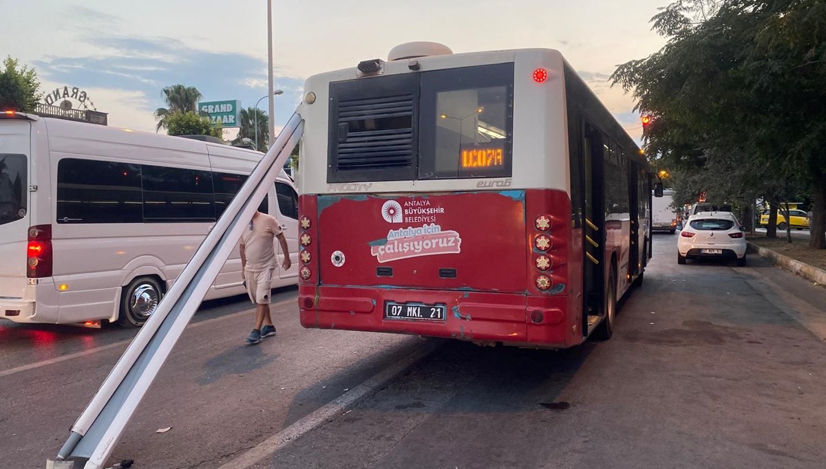Halk otobüsüne karavan tentesi saplandı!