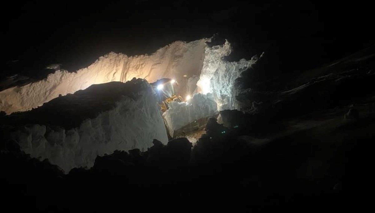 Yüksekova’da 7 metreyi aşan kar tünelleri