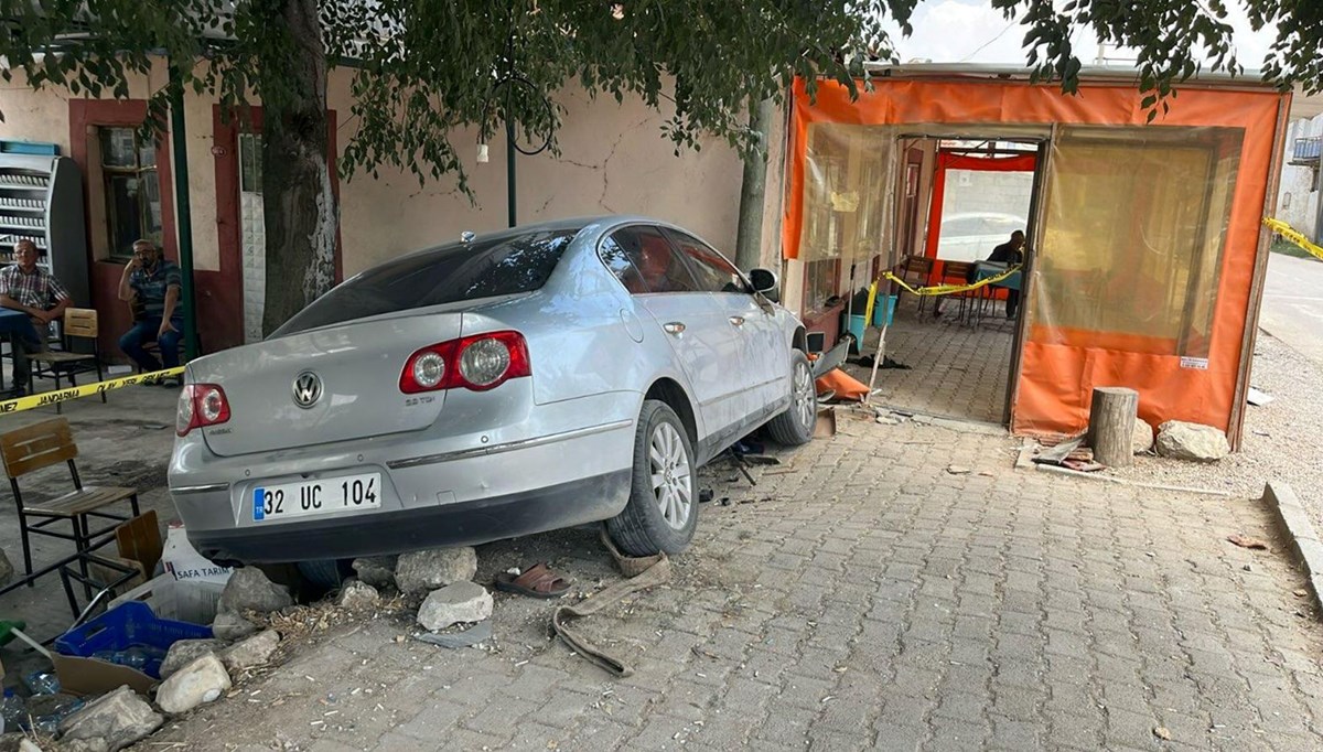 Isparta'da otomobil kahveye daldı