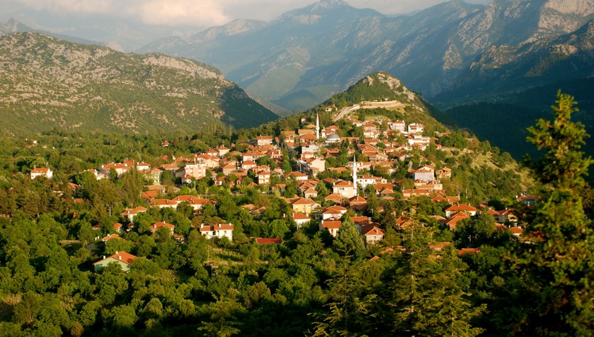 Sadece 600 kişi yaşıyor, bakan da buralı: Düğmeli evleri ve festivaliyle ünlü köy dünyanın en iyisi seçildi Sadece 600 kişi yaşıyor, bakan da buralı: Düğmeli evleri ve festivaliyle ünlü köy dünyanın en iyisi seçildi