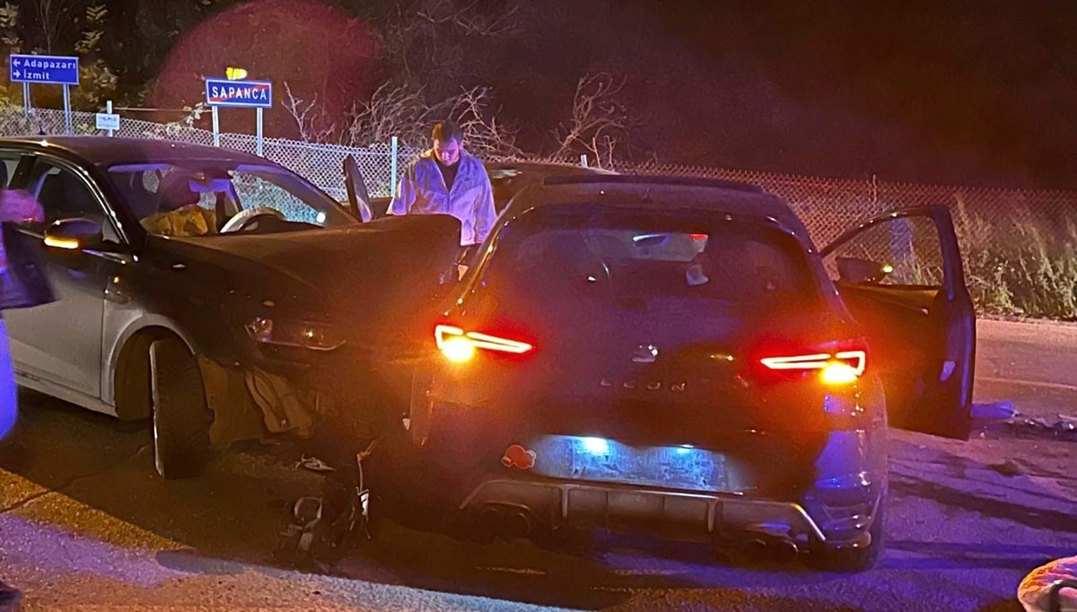 Sakarya'da iki otomobil çarpıştı: 3 yaralı Sakarya'da iki otomobil çarpıştı: 3 yaralı