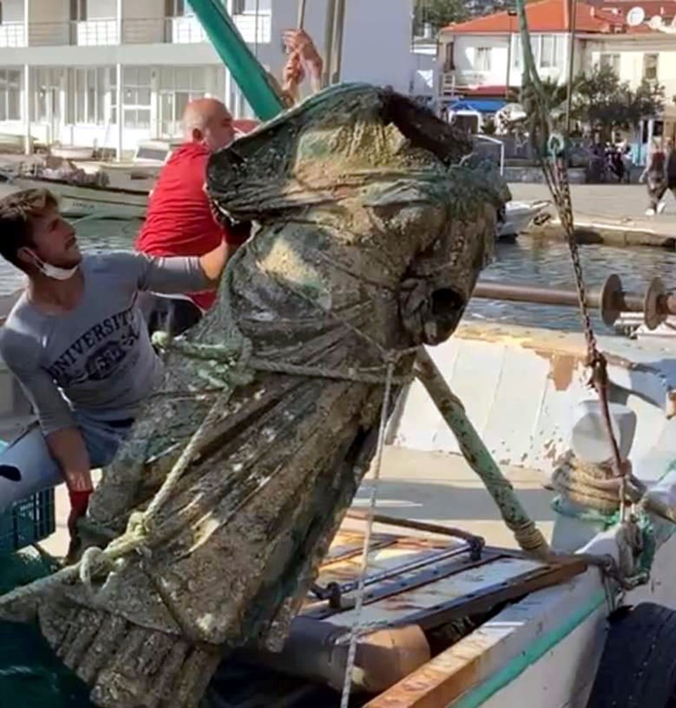 Ağlarına 300 kiloluk bronz kadın heykeli takıldı - 1