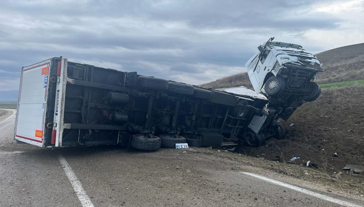 Amasya'da TIR devrildi: 1 yaralı