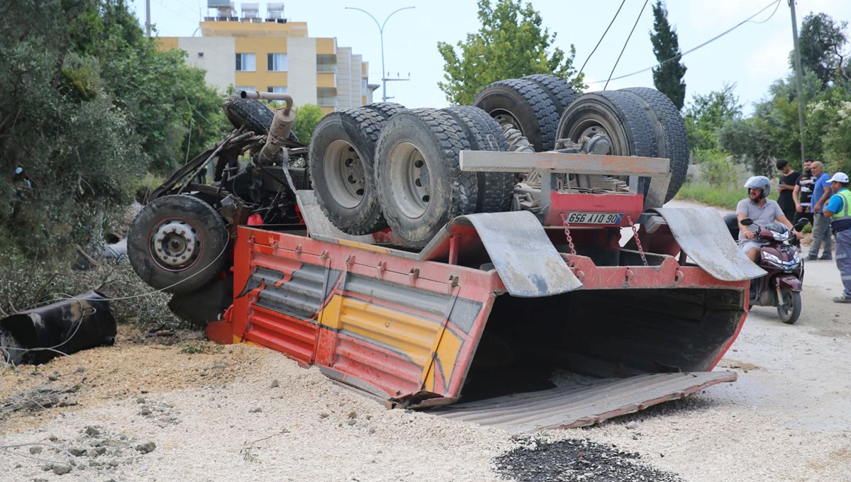 Hatay'da hafriyat kamyonu devrildi: Sürücü ağır yaralı