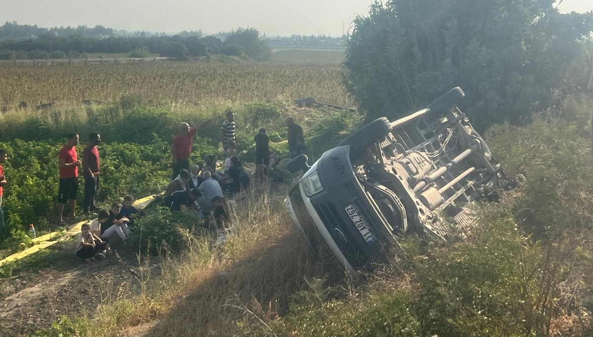 Minibüs tarlaya devrildi: 13 yaralı