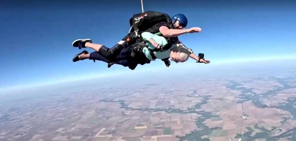 104 yaşındaki kadın skydive (hava dalışı) yapan en yaşlı kişi oldu - 2