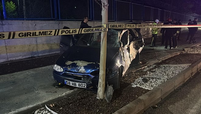 Sivas'ta feci kaza: A�aca �arp�p can verdi