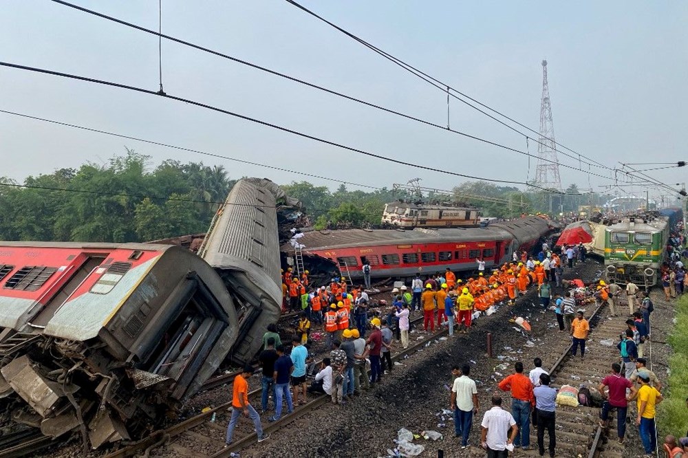 Hindistan'da 3 tren birbirine girdi: 288 ölü, 900'den fazla yaralı - 1