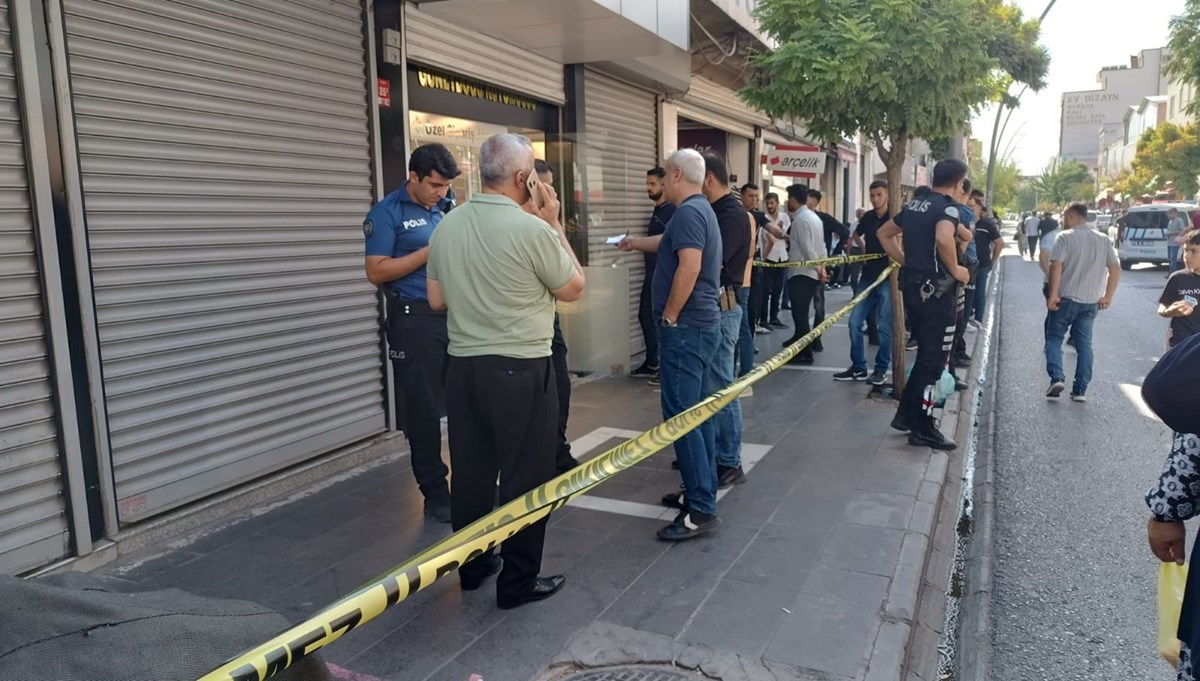 Kendi kafasına sıktığı mermi yanında oturan kişiye sekti Kendi kafasına sıktığı mermi yanında oturan kişiye sekti