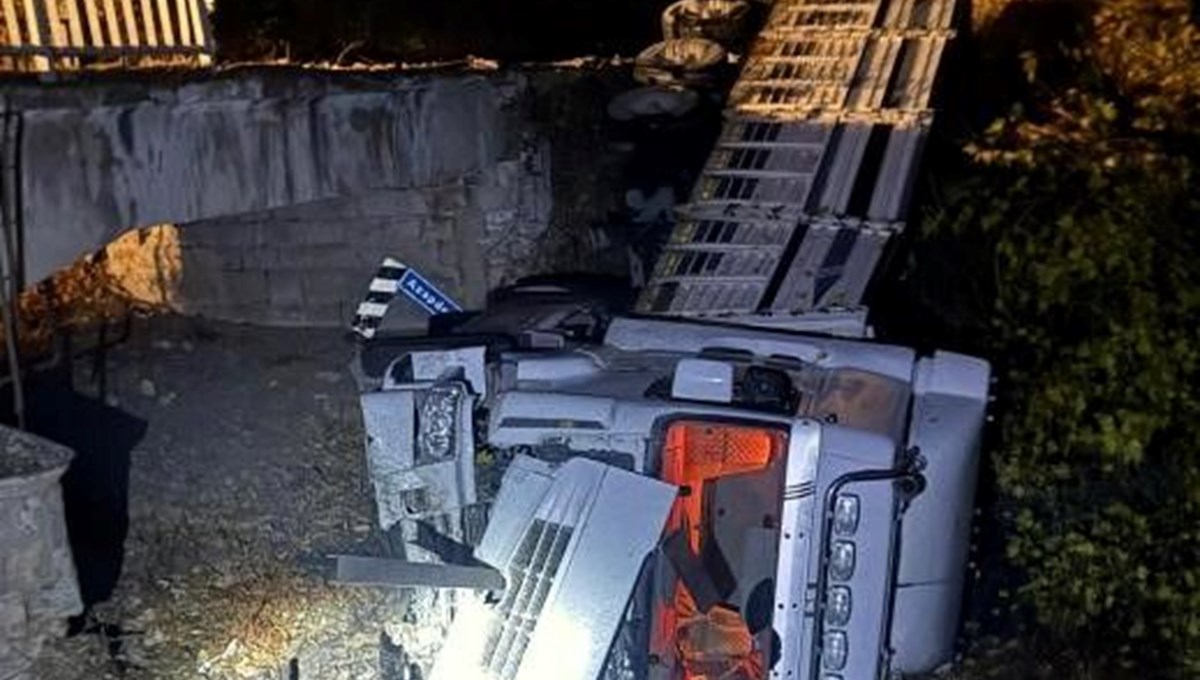 TIR kontrolden çıkarak köprüden uçtu TIR kontrolden çıkarak köprüden uçtu