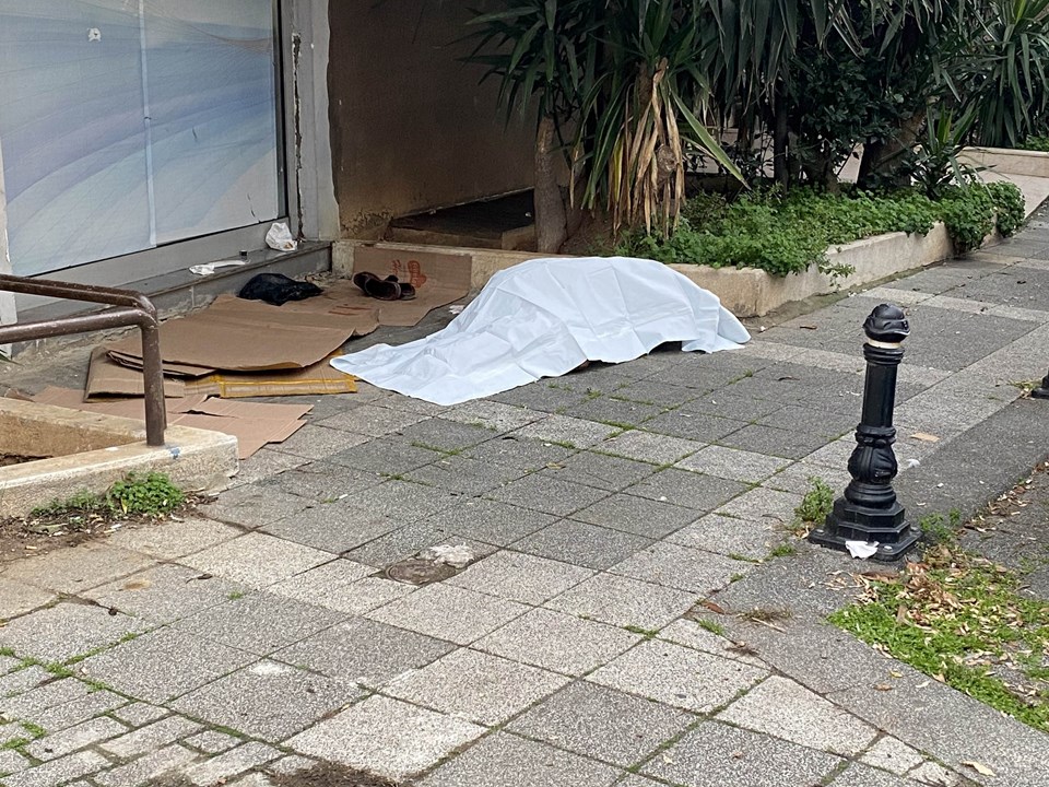 Kadıköy'de sokakta bir kişi ölü bulundu - 1