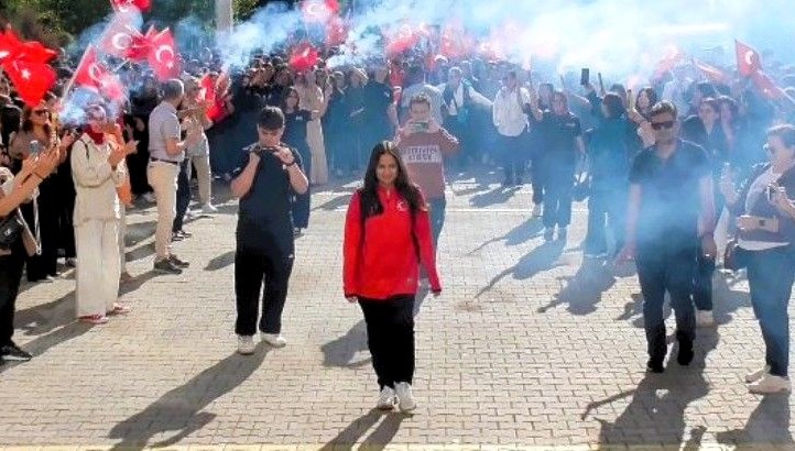 Dünya şampiyonu Ayşegül’e çoşkulu karşılama