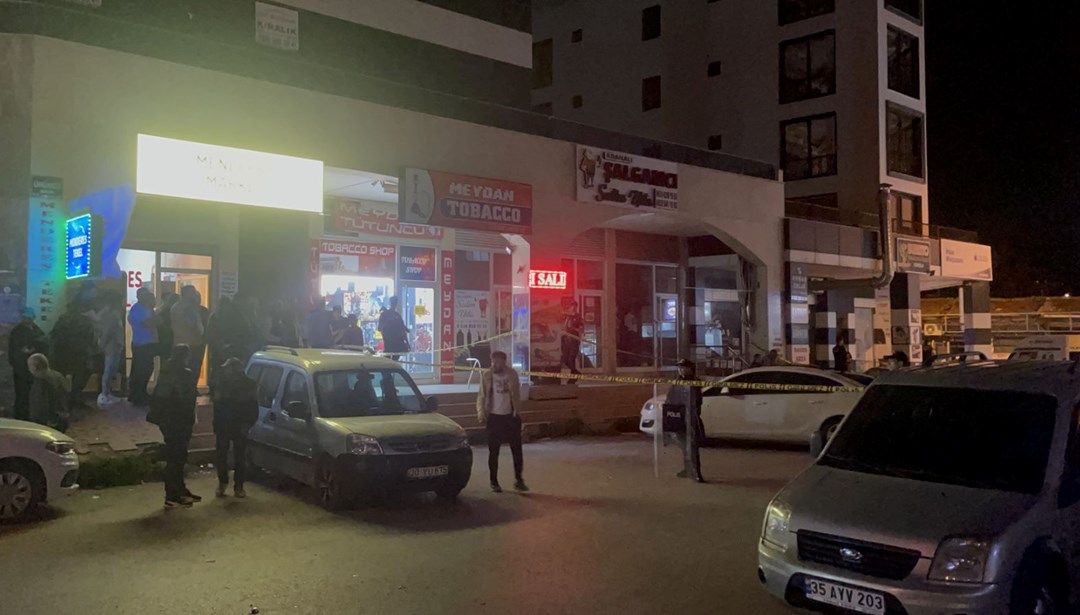 İzmir’de bir kıraathanede çıkan silahlı kavgada 5 kişi hayatını kaybetti, 2 kişi de yaralandı. Olayla ilgili soruşturma devam ediyor.