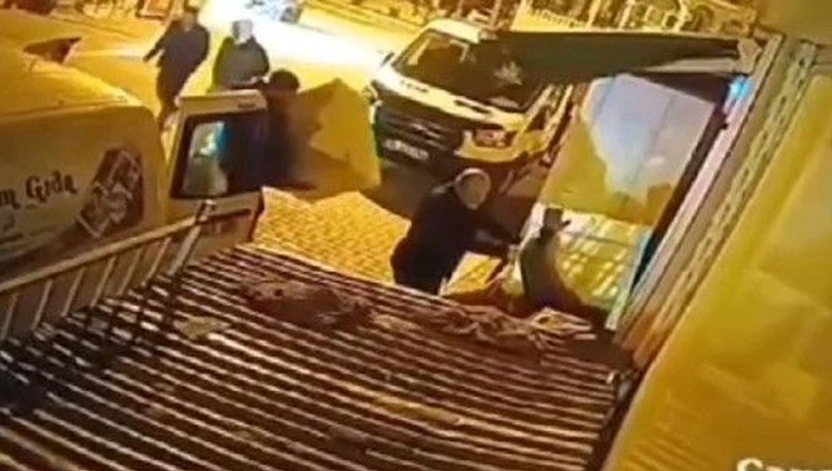 Fırtınada düşen çatının altında kalmaktan saniyelerle kurtuldu Fırtınada düşen çatının altında kalmaktan saniyelerle kurtuldu
