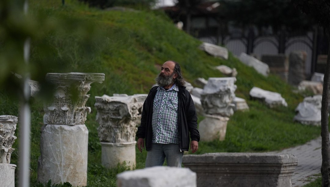 Antik kentteki tiyatrodan etkilenerek başladığı sanat hayatında 45 yılı geride bıraktı