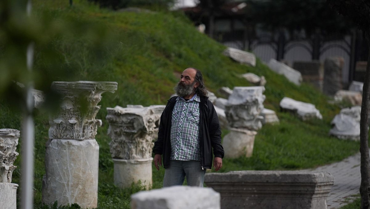 Antik kentteki tiyatrodan etkilenerek başladığı sanat hayatında 45 yılı geride bıraktı