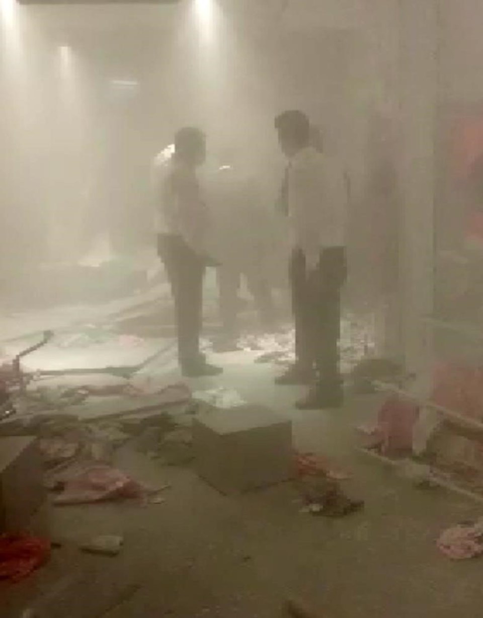 Bursa'da AVM'de mağazanın tavanı çöktü - 2