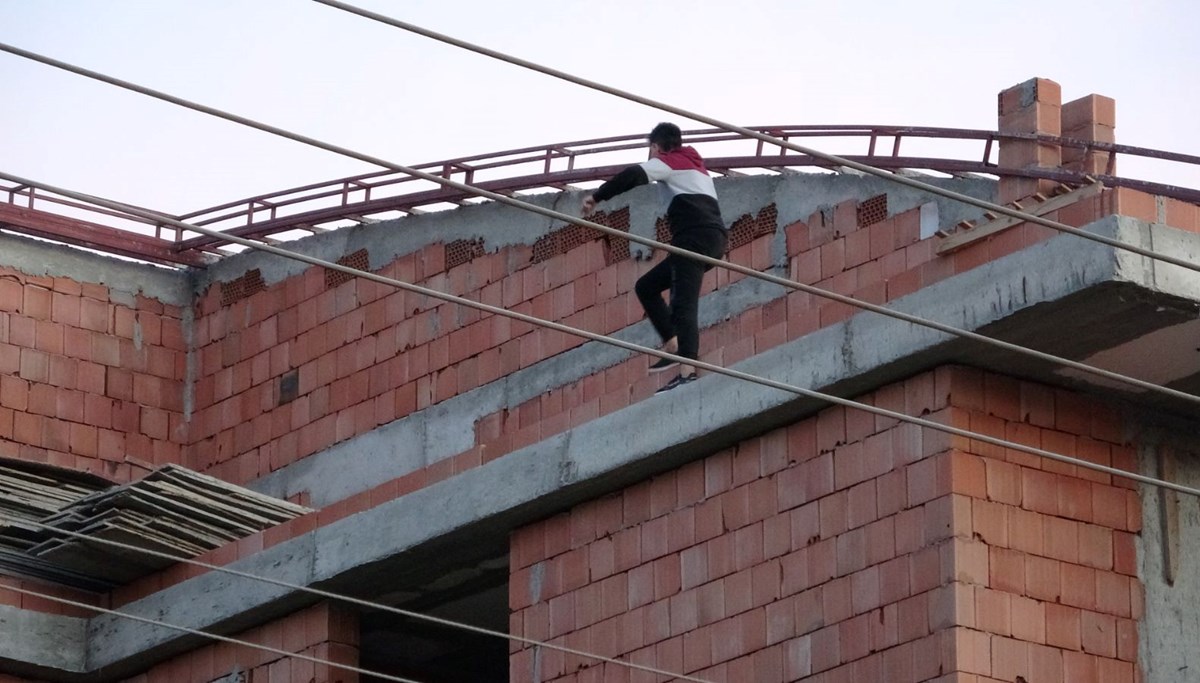 Antalya'da inşaatın çatısında korku dolu anlar